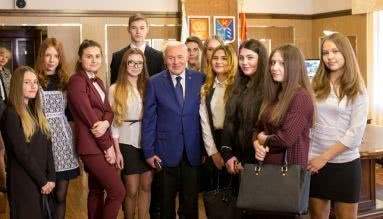 Магаданские школьники встретились с губернатором Владимиром Печеным